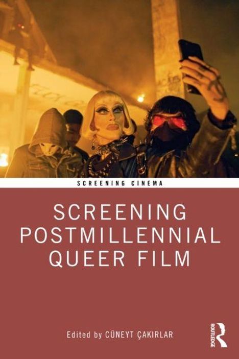 "SCHERMING CINEMA: SCREENING POSTMILLENNIAL QUEER FILM", Foto: Drei maskierte Personen, eine mit Drag-Kostüm, machen ein Selfie.