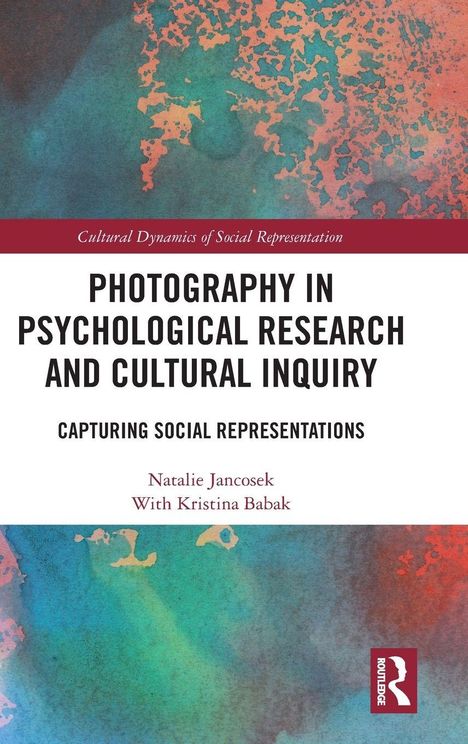 Text: "Photography in Psychological Research and Cultural Inquiry: Capturing Social Representations." Künstlerischer, bunter Hintergrund.