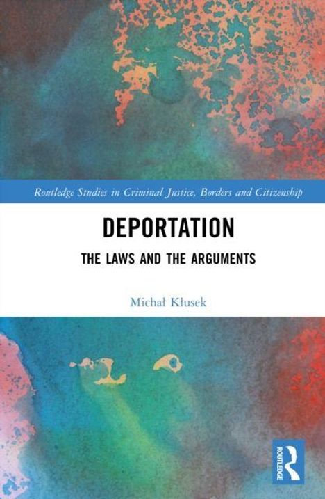 Titel: "DEPORTATION: THE LAWS AND THE ARGUMENTS". Autor: Michal Kłusek. Hintergrund: abstrakt, bunte Flecken.