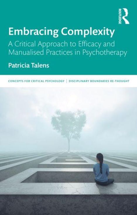 „Embracing Complexity“ von Patricia Talens. Eine Person sitzt vor einem Baum in nebliger Landschaft.
