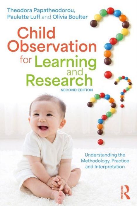 "Child Observation for Learning and Research" steht in bunten Buchstaben. Ein lächelndes Kleinkind sitzt auf hellem Hintergrund.