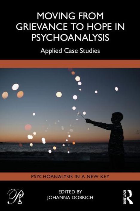 „Moving from Grievance to Hope in Psychoanalysis: Applied Case Studies“. Silhouette eines Kindes mit Seifenblasen am Meer.