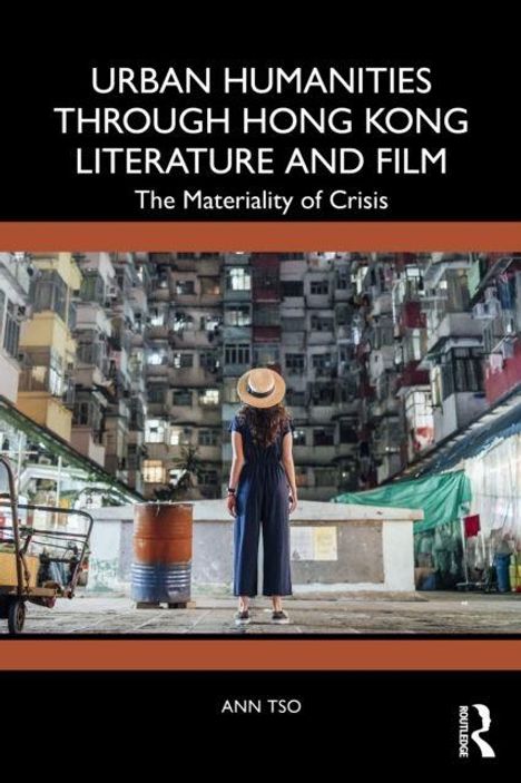 "Urban Humanities Through Hong Kong Literature and Film: The Materiality of Crisis" von Ann Tso. Eine Frau steht vor dicht bebauten Gebäuden.