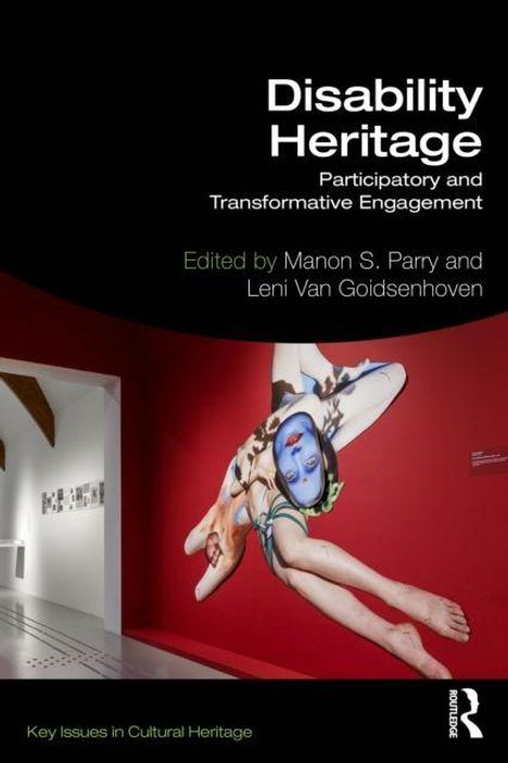 "Disability Heritage", herausgegeben von Manon S. Parry und Leni Van Goidsenhoven. Kunstinstallation mit roter Wand.