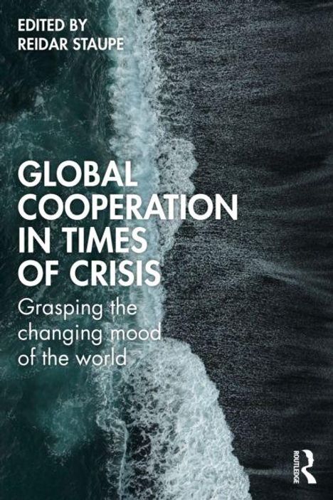 "GLOBAL COOPERATION IN TIMES OF CRISIS. Grasping the changing mood of the world." Oben links schäumende Meereswellen.