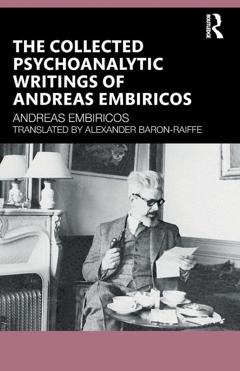 "The Collected Psychoanalytic Writings of Andreas Embiricos. Schwarz-weiß Bild eines Mannes im Anzug, sitzend mit Buch."