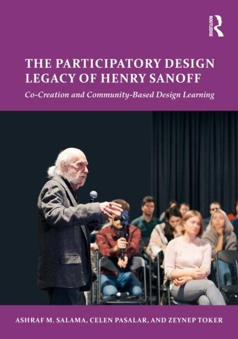 Buchtitel: "The Participatory Design Legacy of Henry Sanoff". Ein älterer Mann spricht vor einem Publikum mit Mikrofon.