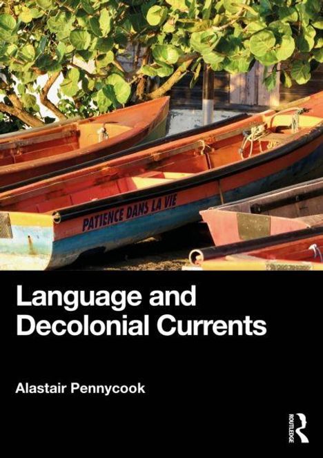 "Language and Decolonial Currents. Alastair Pennycook. 'PATIENCE DANS LA VIE' auf einem Boot. Viele Boote und grüne Blätter."