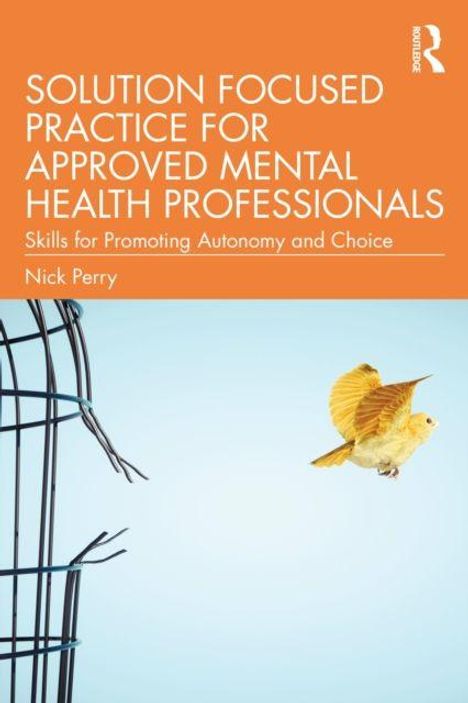 "Solution Focused Practice for Approved Mental Health Professionals" von Nick Perry. Ein Vogel fliegt aus einem offenen Käfig.