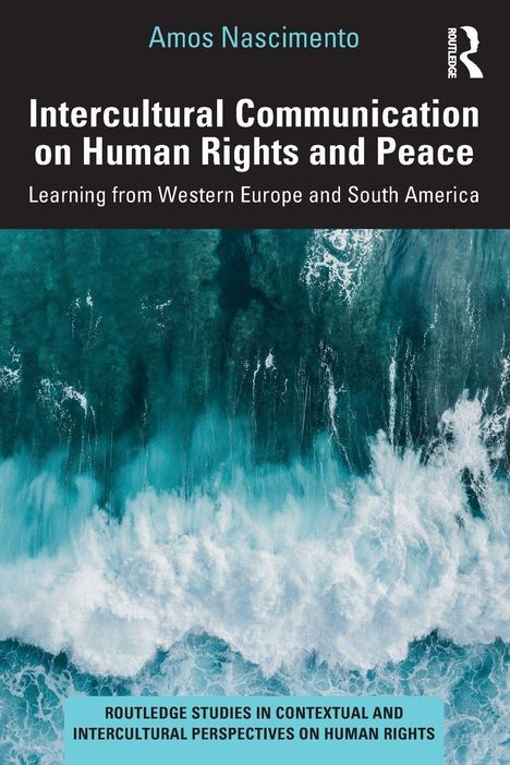 "Intercultural Communication on Human Rights and Peace" von Amos Nascimento, mit Ozeanwellen im Hintergrund.