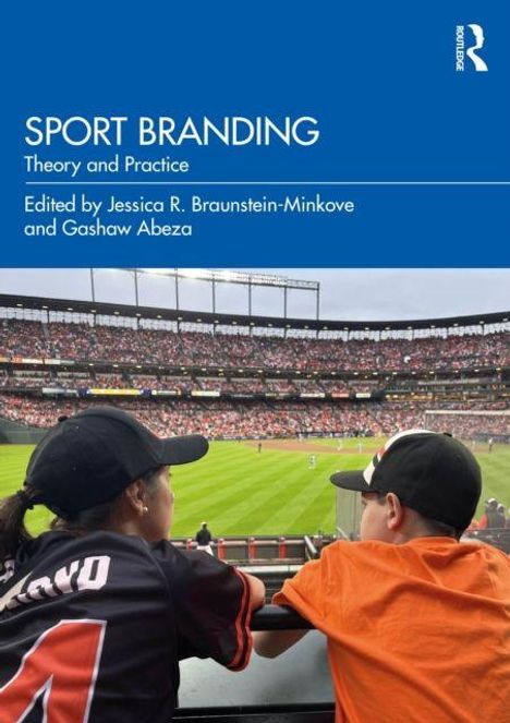 „SPORT BRANDING: Theory and Practice“, herausgegeben von Jessica R. Braunstein-Minkove und Gashaw Abeza. Zwei Kinder im Stadion.