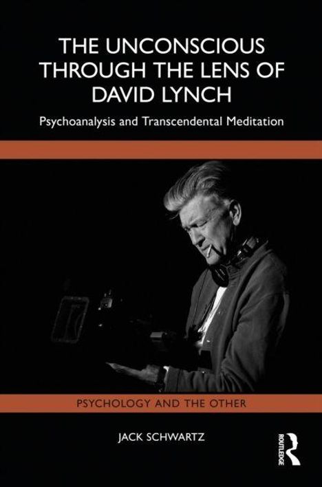 „The Unconscious Through the Lens of David Lynch“, schwarzes Bild mit Porträt eines älteren Mannes mit Kamera.