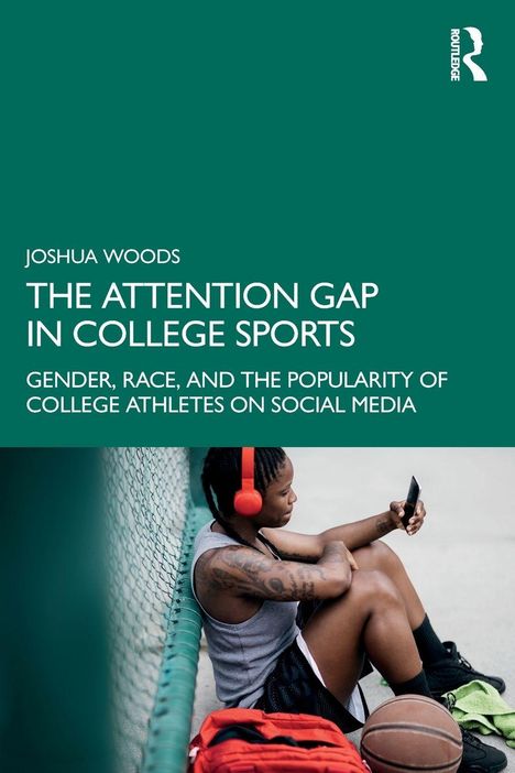 Text: "JOSHUA WOODS - THE ATTENTION GAP IN COLLEGE SPORTS - GENDER, RACE, AND THE POPULARITY OF COLLEGE ATHLETES ON SOCIAL MEDIA."  
Eine Person mit Kopfhörern sitzt an einer Wand und schaut auf ein Handy.