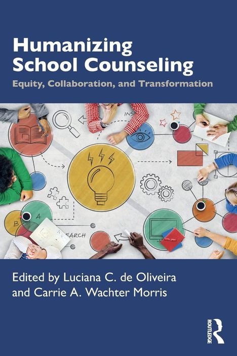 „Humanizing School Counseling: Equity, Collaboration, and Transformation.“ Oben Tischarbeit mit Papier, Stiften und Händen.