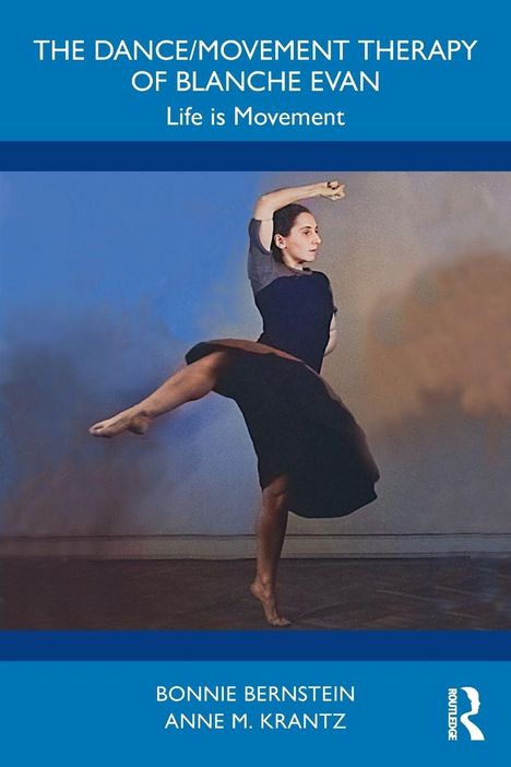 "The Dance/Movement Therapy of Blanche Evan. Life is Movement. Eine Tänzerin in dynamischer Pose auf blauem Hintergrund."