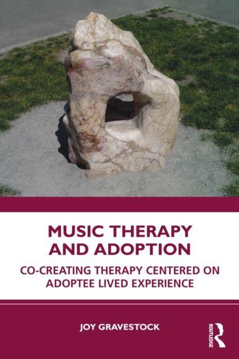 Titel: "Music Therapy and Adoption". Untertitel: "Co-creating Therapy Centered on Adoptee Lived Experience". Autor: Joy Gravestock. 
Ein Stein mit großem Loch steht auf grauem Kies.