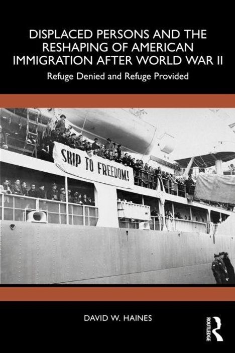 Buchtitel: "Displaced Persons and the Reshaping of American Immigration after World War II". Schwarz-Weiß-Foto: Menschen auf einem Schiff mit Banner "Ship to Freedom!" darunter. Autor: David W. Haines.