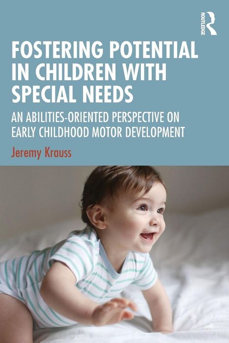 „Fostering Potential in Children with Special Needs“ von Jeremy Krauss. Ein lächelndes Baby krabbelt auf einem Bett.