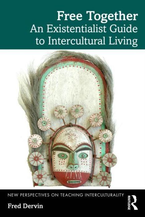 Text: "Free Together: An Existentialist Guide to Intercultural Living", "Fred Dervin". 
Darunter eine traditionelle Maske.