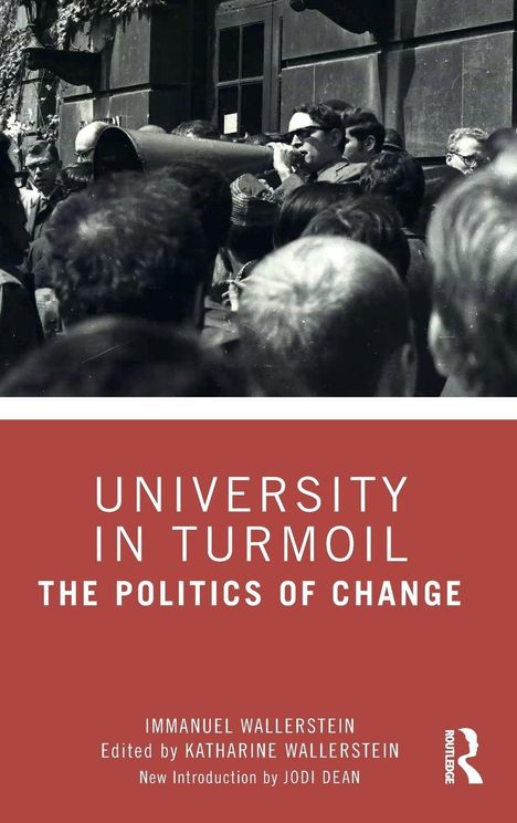 "UNIVERSITY IN TURMOIL: THE POLITICS OF CHANGE" von Immanuel und Katharine Wallerstein. Menschenmenge in schwarz-weiß.