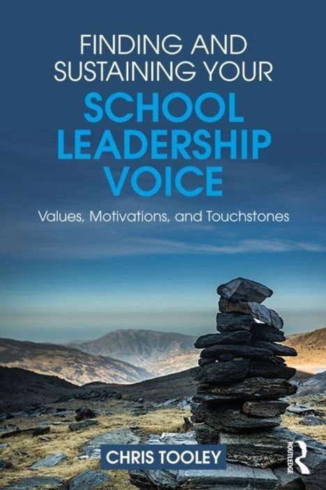 "FINDING AND SUSTAINING YOUR SCHOOL LEADERSHIP VOICE" von Chris Tooley. Steinhaufen in bergiger Landschaft.
