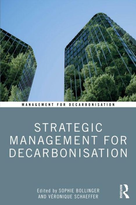"Management for Decarbonisation" und "Strategic Management for Decarbonisation". Zwei grüne, bepflanzte Gebäude.