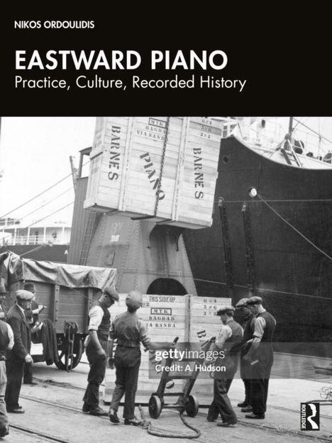 "EASTWARD PIANO: Practice, Culture, Recorded History" – Menschen verladen Kisten mit Aufschrift "PIANOS" auf ein Schiff.
