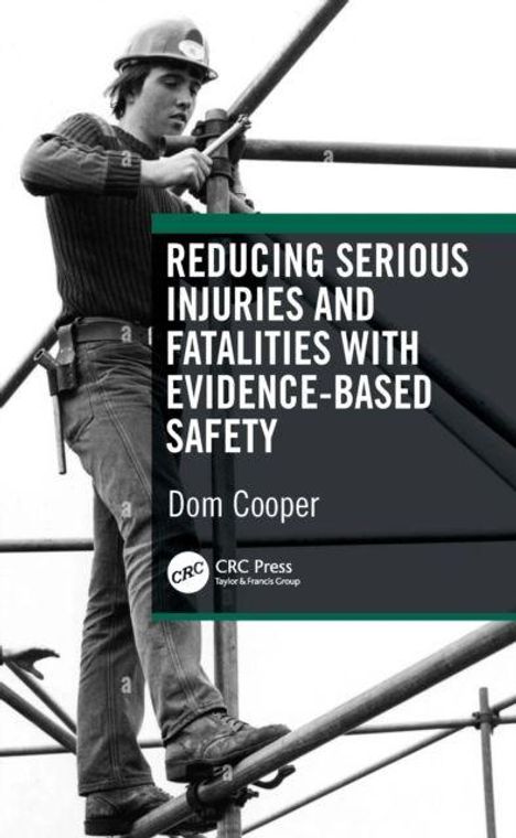 "Reducing Serious Injuries and Fatalities with Evidence-Based Safety" von Dom Cooper. Schwarz-Weiß-Foto eines Bauarbeiters.
