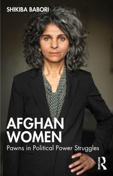"SHIKIBA BABORI, AFGHAN WOMEN: Pawns in Political Power Struggles." Frau in schwarzem Blazer, ernst blickend, steht frontal.