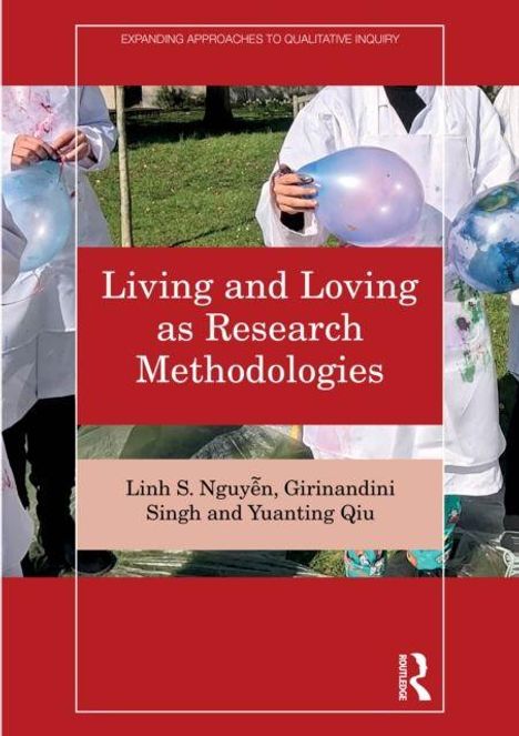 "Living and Loving as Research Methodologies" von Linh S. Nguyễn, Girinandini Singh und Yuanting Qiu. Menschen in weißen Kitteln mit Ballons.
