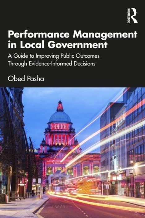 Text: "Performance Management in Local Government", "A Guide to Improving Public Outcomes Through Evidence-Informed Decisions", "Obed Pasha". Beleuchtetes Gebäude bei Nacht, Straße mit Lichteffekten.