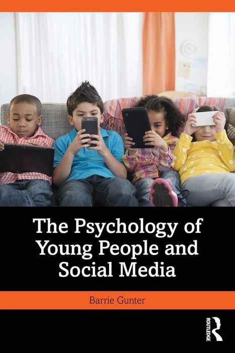 "The Psychology of Young People and Social Media" von Barrie Gunter. Vier Kinder nutzen Smartphones und Tablets auf einem Sofa.