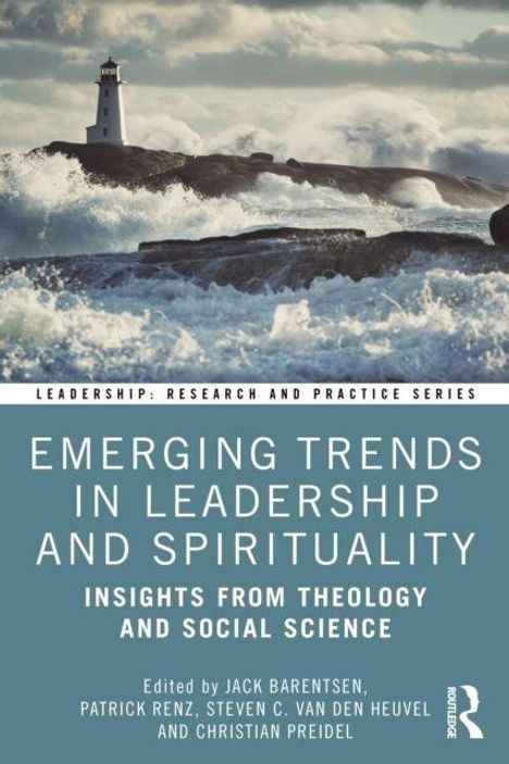 "Emerging Trends in Leadership and Spirituality" zeigt stürmische Meereswellen vor einem Leuchtturm.