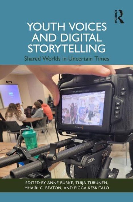 "YOUTH VOICES AND DIGITAL STORYTELLING: Shared Worlds in Uncertain Times." Eine Kamera filmt Jugendliche im Klassenzimmer.