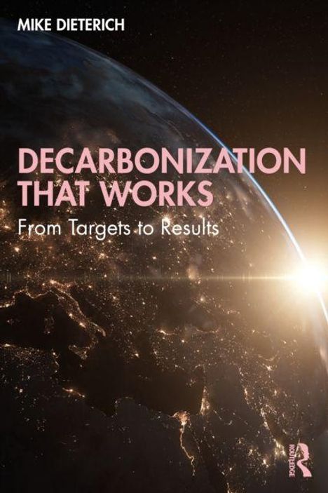 „DECARBONIZATION THAT WORKS: From Targets to Results“ vor halb erleuchtetem Planeten, Sonnenstrahlen am Rand.