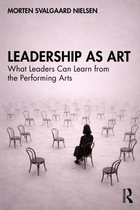 "LEADERSHIP AS ART: What Leaders Can Learn from the Performing Arts". Frau sitzt allein in einem Nebel voller Stühle.