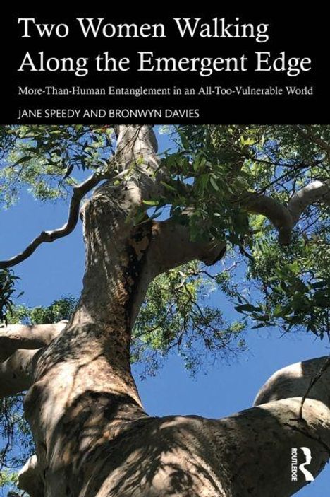 Buchtitel: "Two Women Walking Along the Emergent Edge". Große Baumkrone vor blauem Himmel, von unten betrachtet.