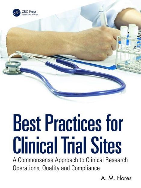 „Best Practices for Clinical Trial Sites“ und „A Commonsense Approach to Clinical Research Operations, Quality and Compliance“ stehen dort. Oben liegt ein Stethoskop, daneben schreibt jemand in einem Labor.