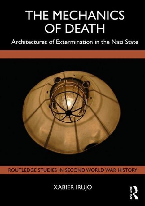 „THE MECHANICS OF DEATH: Architectures of Extermination in the Nazi State“. Großes Licht mit Metallgitter, dunkler Hintergrund.