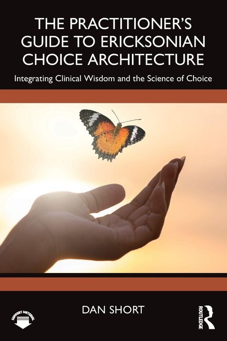 „The Practitioner's Guide to Ericksonian Choice Architecture“. Eine Hand hält einen Schmetterling. Autor: Dan Short.