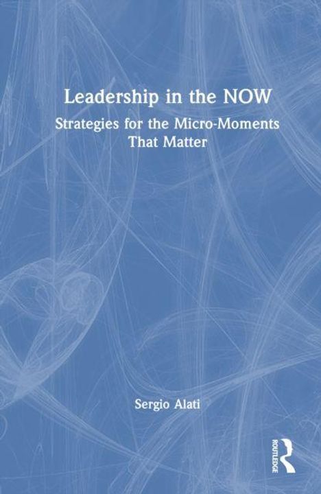 "Leadership in the NOW: Strategies for the Micro-Moments That Matter. Sergio Alati." Hellblauer Hintergrund mit weißen Linien.