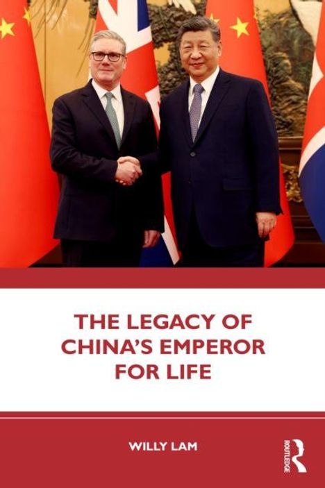 "THE LEGACY OF CHINA’S EMPEROR FOR LIFE" und "WILLY LAM" in rotem Text. Zwei Männer schütteln Hände; Flaggen im Hintergrund.