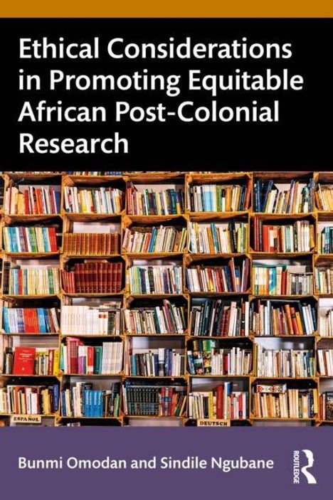 Buchtitel: "Ethical Considerations in Promoting Equitable African Post-Colonial Research". Autoren: Bunmi Omodan, Sindile Ngubane. Regal mit vielen Büchern.