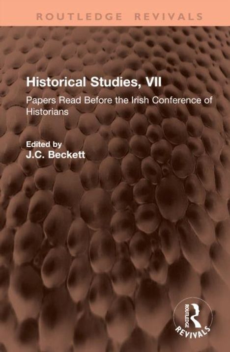 "Historical Studies, VII. Papers Read Before the Irish Conference of Historians. Edited by J.C. Beckett. Hintergrund: abstrakte Textur."