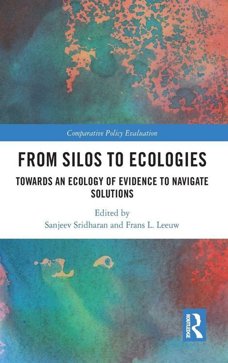 Text: "Comparative Policy Evaluation. FROM SILOS TO ECOLOGIES. TOWARDS AN ECOLOGY OF EVIDENCE TO NAVIGATE SOLUTIONS." Abstrakte Farben im Hintergrund.