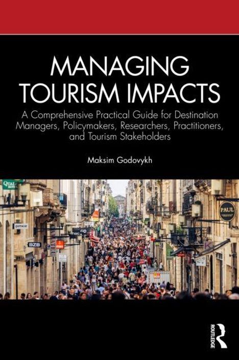 Titel: "Managing Tourism Impacts". Menschenmenge in enger Stadtstraße, umgeben von Schildern und Läden.