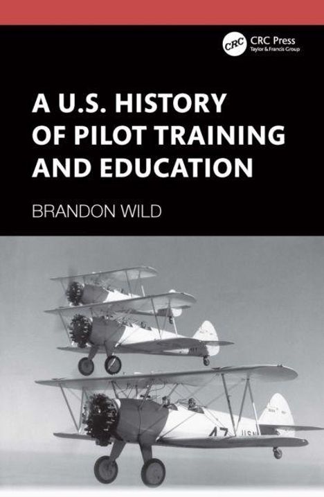 "A U.S. History of Pilot Training and Education", Brandon Wild; zwei Doppeldecker-Flugzeuge im Flug darunter.