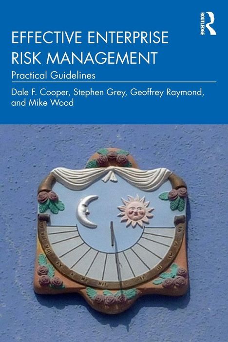 "Effective Enterprise Risk Management" oben, Autoren: Dale F Cooper, Stephen Grey, Geoffrey Raymond, Mike Wood. Ein Wandrelief zeigt Sonne, Mond und Stundenlinien.