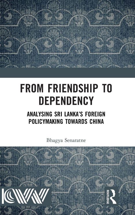Text: "From Friendship to Dependency: Analysing Sri Lanka’s Foreign Policymaking Towards China" von Bhagya Senaratne. Hintergrund: Blaues Muster.