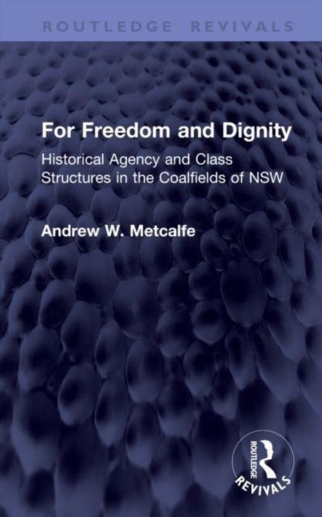 "For Freedom and Dignity" von Andrew W. Metcalfe. Blaues, texturiertes Hintergrundmuster, Logo unten rechts.